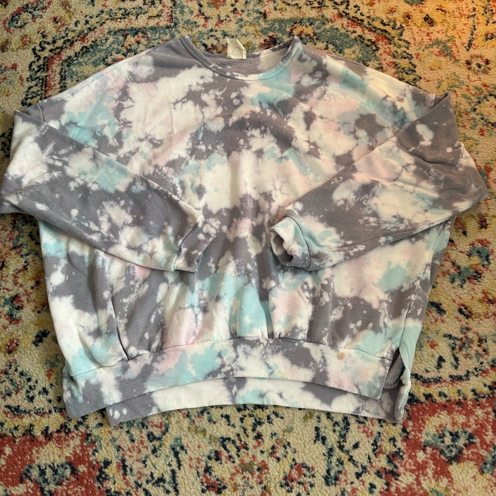 tie-dye sweatshirt